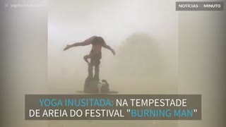 Burning Man: Casal pratica yoga em meio a tempestade de areia