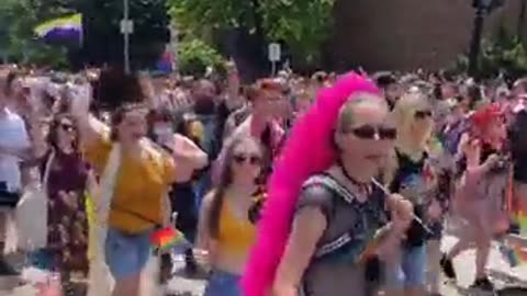 Σημαία του GAY PRIDE μαζί με σημαία του BAPHOMET-ΞΕΚΑΘΑΡΗ ΣΑΤΑΝΙΚΗ ΛΑΤΡΕΙΑ