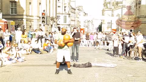 Girl Gives £100 to a street performer | AMAZING reaction