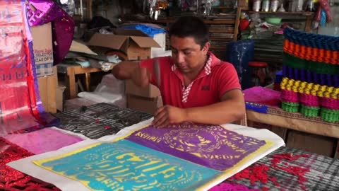 El papel picado, una colorida tradición mexicana para festejos de Muertos