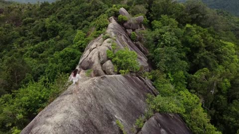 Breathtaking Footage Captured When Woman Take Walk From Edge Of Cliff