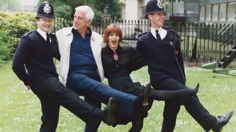 Actor Leslie Nielsen Has One Last Joke Written On His Gravestone