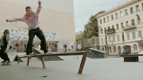 Skateboard synchronization on the railing