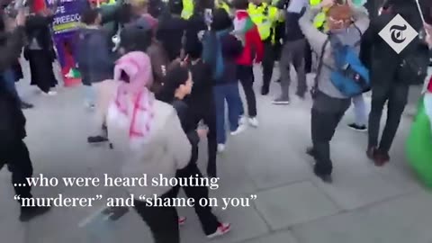 Pro_Palestine protesters chase Israel supporter until police step in