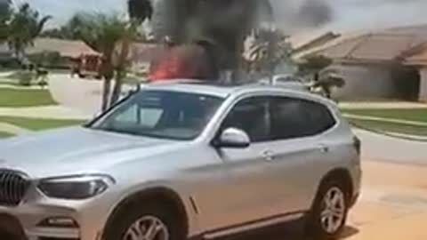 FL Man's Electric Jaguar Spontaneously Erupts Into a Blazing Inferno