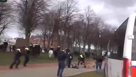 De politie heeft de kant van Rutte en Kaag gekozen en slaat op dit moment een geweldloze