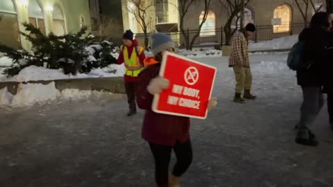 Les manifestants pro-liberté dansent devant le Parlement