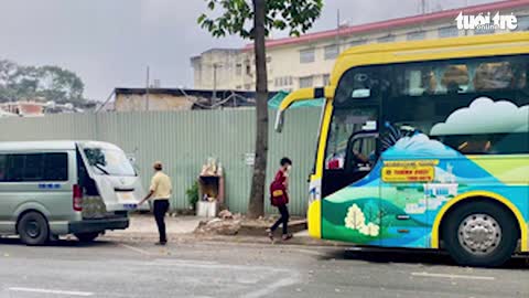 Bất chấp biển cấm đậu, xe Thành Bưởi lại đón khách ở 'bến cóc' quận 5, quận 10