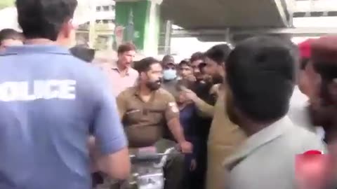 Punjab Police afraad ne ek Shafi ko Galiyan nikaali