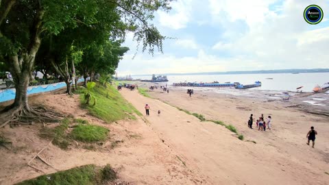 Puerto Reloj Publico después de la creciente del Rio. Pucallpa City.