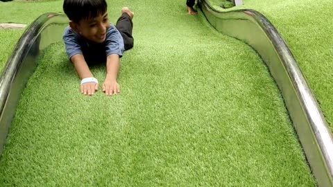 Kanaya Bermain Prosotan di atas Rumput