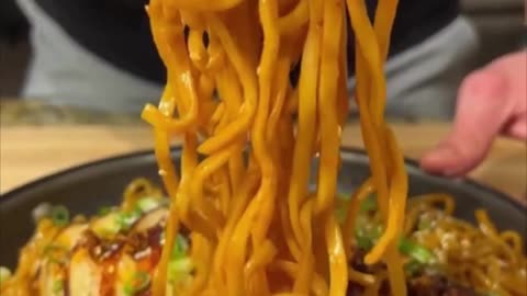 515 calories honey sriracha chicken noodles