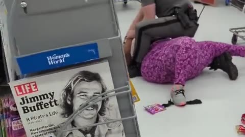 Lady makes a scene at Walmart 😯😨