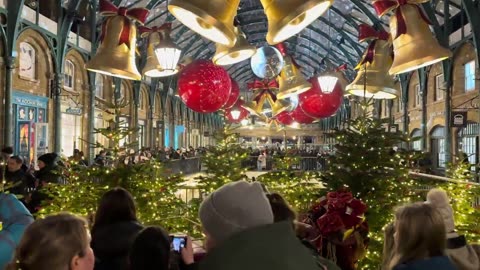 Covent Garden Flurries Of Snow Christmas 2023 ❄️ Magic Christmas in London | London Walking Tour HDR