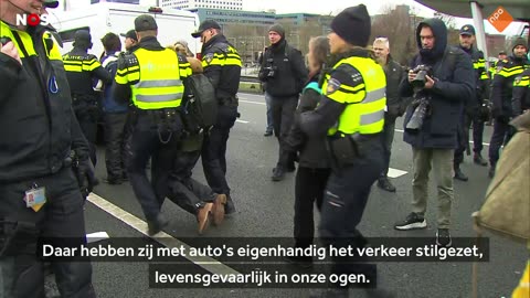 Klimaatdemonstranten A10 door politie verwijderd, 27 mensen vastgezet