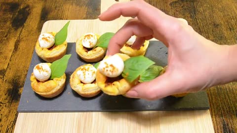 Petits fours au caviar de tomates pour Noël