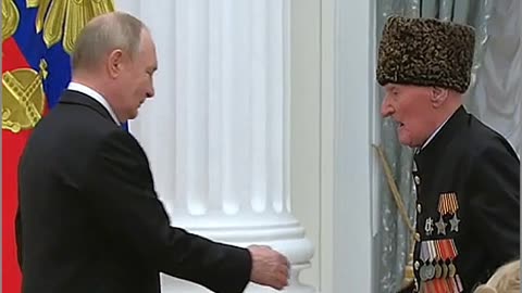 Vladmir Putin presented the star of hero to a russian veteran