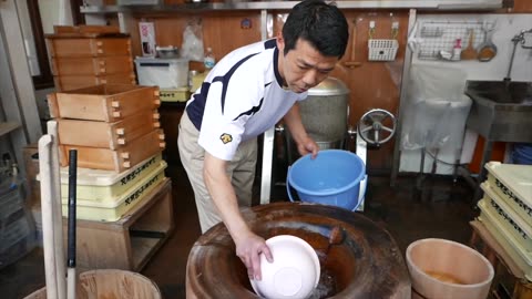 Japanese Street Food - SUPER FAST MOCHI POUNDING Japan