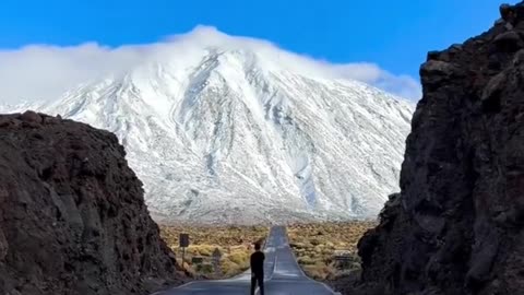 España | Majestuoso El Teide con su manto blanco.