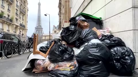 Garbage lines Paris streets amid pension strikes