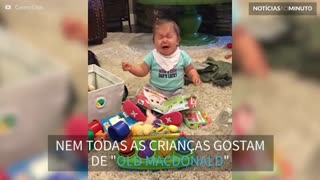 Esta criança detesta ouvir a mãe cantando