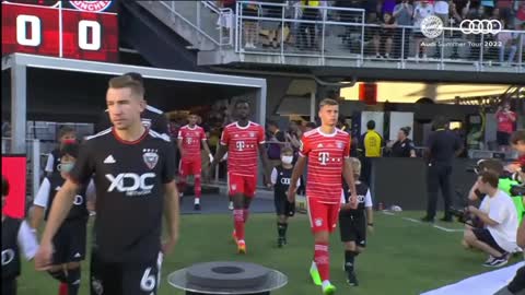 Soccer team FC Bayern Munich forcing only the kids to wear masks