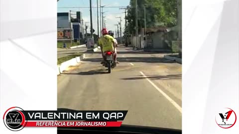 VÍDEO: MOTORISTA FLAGRA MOTOCICLISTA E GARUPA BÊBADOS