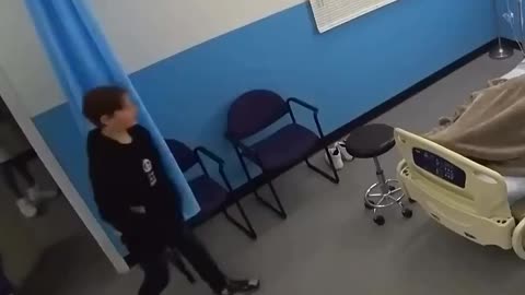 Student knocks his fellow pupil out for disrespecting his mom.😂😂😂