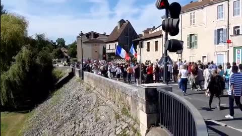 ALLEZ MICROBE RANGE TES AFFAIRES, LE PEUPLE VA REPRENDRE POSSESSION DE SA SOUVERAINETÉ !!!