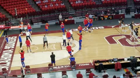 OKLAHOMA SOONERS VS KANSAS JAYHAWKS WARMING UP