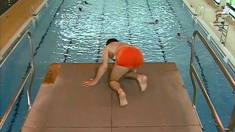 Mr Bean Goes to Swim School! | Mr Bean Funny Clips | Classic Mr Bean