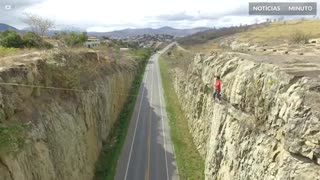 De tirar o fôlego! Brasileiro pratica slackline por cima de estrada