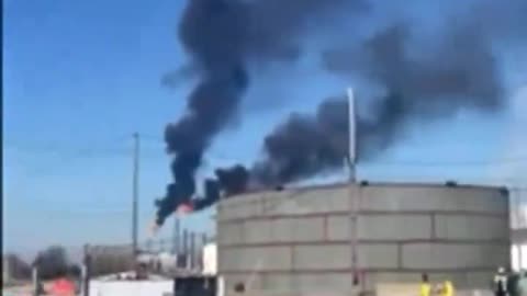 🚨BREAKING: A Large power outage at the BP refinery has prompted an evacuations inside the refinery