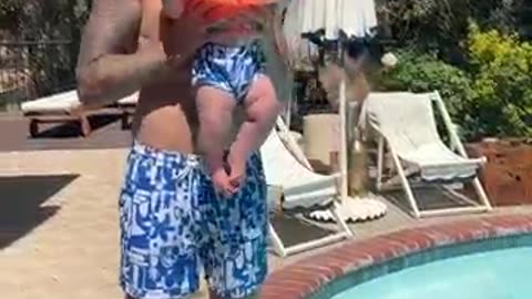 Dad tests if baby will float! 😳