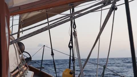 Two men cross the Pacific Ocean in a wooden boat (8)