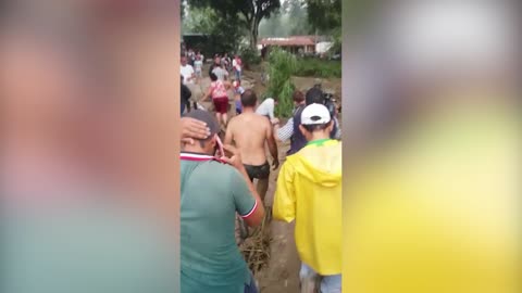 Video: Bebé hallado con vida entre el barro en Piedecuesta, una esperanza entre la tragedia