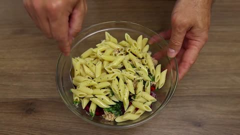 Recipe for a simple summer salad with pasta and vegetables