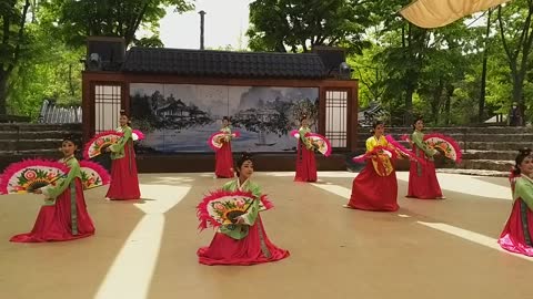 Korean folk performance fan dance2