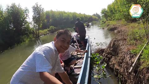 Going to Vo Lai for the first time on the Western canal - Lai Vo Lai was climbed into the canal bank