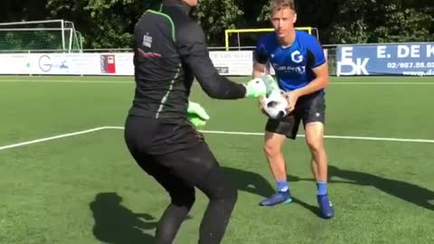 Fun goalkeeper diving skills and distribution 💪🏼