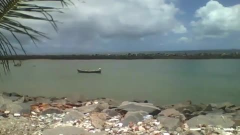 Praia, pedras, barco de pesca, céu e nuvens, filmando o mar calmo [Nature & Animals]