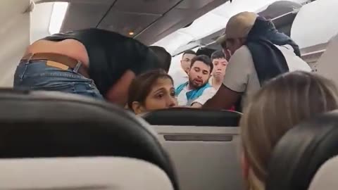 Panik në ajër, momenti kur stuhia tropikale godet avionin në fluturim