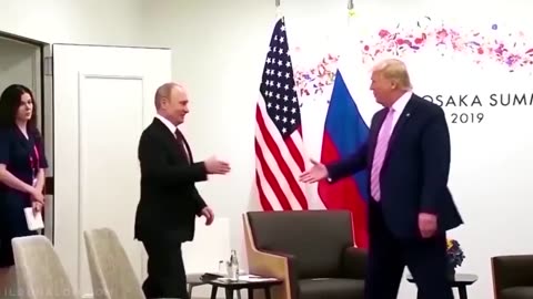 🤝📊 The Famous Trump Handshake Pull: Demonstrated on Putin 🇺🇸🤝🇷🇺