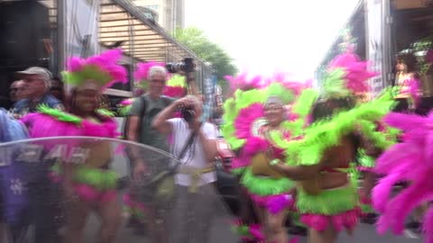 Zomercarnaval Rotterdam 2022 Oei, boze auto, kan er niet door i.v.m. carnaval!