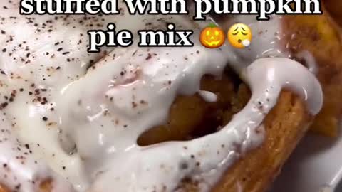 This cinnamon roll is stuffed with pumpkin pie mixg는