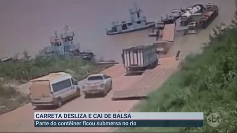 Carreta desliza de balsa e cai em rio no Amazonas | Primeiro Impacto