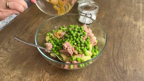 I AM SHOCKED! I didn't expect this salad to be so delicious! Simple salad!