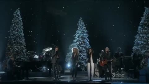 Little Big Town Santa Claus is Back in Town