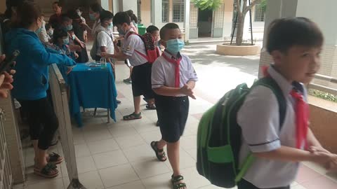 the children voluntarily wash their hands during the epidemic season