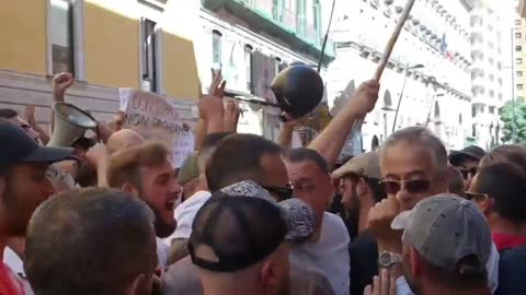 Disgruntled Italians BURN Their Energy Bills and Amass Outside the Town Hall in Naples